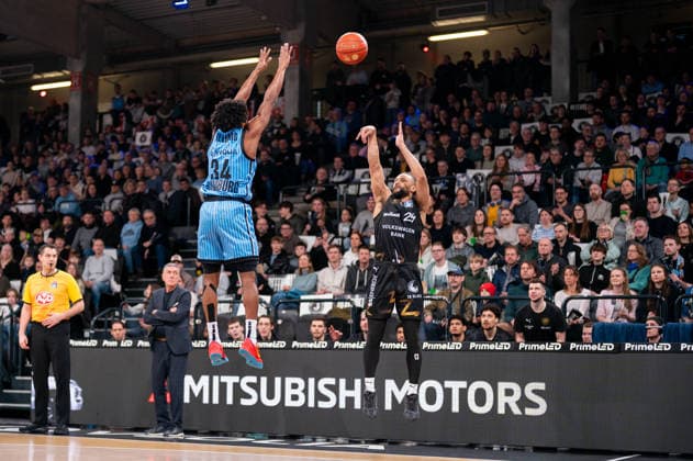 Kaza Kajami-Keane (Basketball Loewen Braunschweig, 24) beim Wurf, Ross Williams (Veolia Towers Hamburg, 34), GER, Veolia Towers Hamburg vs Basketball Loewen Braunschweig, Basketball, Bundesliga, Spieltag 19, Saison 2025 2026, 08.02.2026 GER, Veolia Towers Hamburg vs Basketball Loewen Braunschweig, Basketball, Bundesliga, Spieltag 19, Saison 2025 2026, 08.02.2026 Hamburg Copyright: xEibner-Pressefoto MaxxVincenx EP_MVN