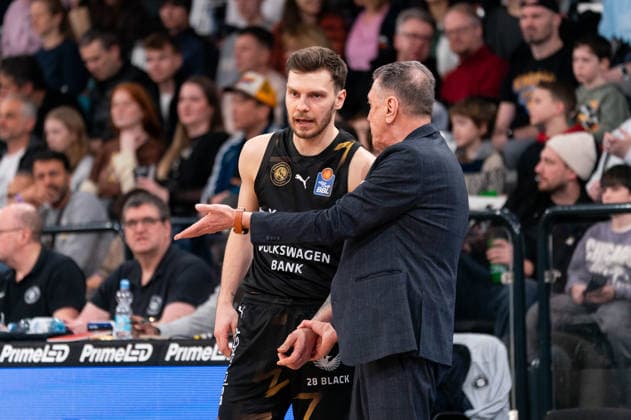 Ferdinand Zylka (Basketball Loewen Braunschweig, 6) und Liviu Calin (Basketball Loewen Braunschweig, Trainer), GER, Veolia Towers Hamburg vs Basketball Loewen Braunschweig, Basketball, Bundesliga, Spieltag 19, Saison 2025 2026, 08.02.2026 GER, Veolia Towers Hamburg vs Basketball Loewen Braunschweig, Basketball, Bundesliga, Spieltag 19, Saison 2025 2026, 08.02.2026 Hamburg Copyright: xEibner-Pressefoto MaxxVincenx EP_MVN