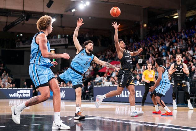 Grant Sherfield (Basketball Loewen Braunschweig, 25) Pass, Devon Daniels (Veolia Towers Hamburg, 21), GER, Veolia Towers Hamburg vs Basketball Loewen Braunschweig, Basketball, Bundesliga, Spieltag 19, Saison 2025 2026, 08.02.2026 GER, Veolia Towers Hamburg vs Basketball Loewen Braunschweig, Basketball, Bundesliga, Spieltag 19, Saison 2025 2026, 08.02.2026 Hamburg Copyright: xEibner-Pressefoto MaxxVincenx EP_MVN