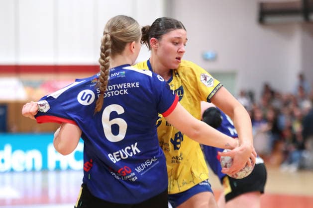 Handball, 2. Alsco HBF: HC Leipzig - Rostocker HC; 08.02.2026 Laura Klocke (13, HC Leipzig) gegen Charlotta Beuck (6, Rostocker HC). 2. Alsco Handball Bundesliga Frauen, HBF, Saison 2025 2026, 17. Spieltag: HC Leipzig vs. Rostocker HC am 08.02.2026 in der Sporthalle Brüderstraße Leipzig. Copyright: xBEAUTIFULxSPORTS JanxKaeferx