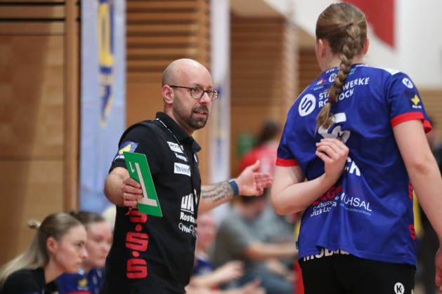 Handball, 2. Alsco HBF: HC Leipzig - Rostocker HC; 08.02.2026 Trainer Dominic Buttig (Rostocker HC) mit Anweisungen für Charlotta Beuck (6, Rostocker HC). 2. Alsco Handball Bundesliga Frauen, HBF, Saison 2025 2026, 17. Spieltag: HC Leipzig vs. Rostocker HC am 08.02.2026 in der Sporthalle Brüderstraße Leipzig. Copyright: xBEAUTIFULxSPORTS JanxKaeferx