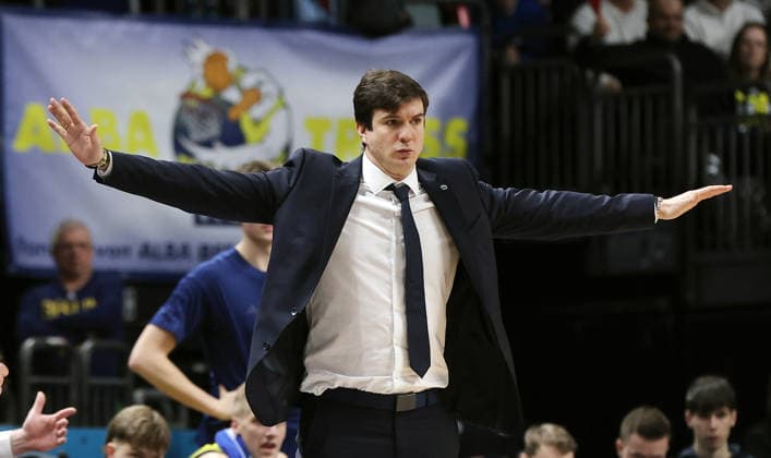 Trainer Pedro Calles zeigend, gestikulierend Aktion Oberkörper Basketball BBL Bundesliga Herren 19. Spieltag Saison 2025 2026 08.02.2026 ALBA Berlin vs SC Rasta Vechta