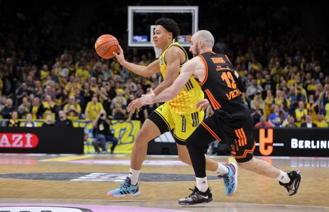 Jack Kayil am Ball, Tommy Kuhse Zweikampf Spielszene Aktion Basketball BBL Bundesliga Herren 19. Spieltag Saison 2025 2026 08.02.2026 ALBA Berlin vs SC Rasta Vechta