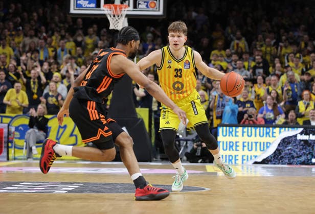 Lloyd Pandi, Bennet Hundt am Ball Zweikampf Spielszene Aktion Basketball BBL Bundesliga Herren 19. Spieltag Saison 2025 2026 08.02.2026 ALBA Berlin vs SC Rasta Vechta
