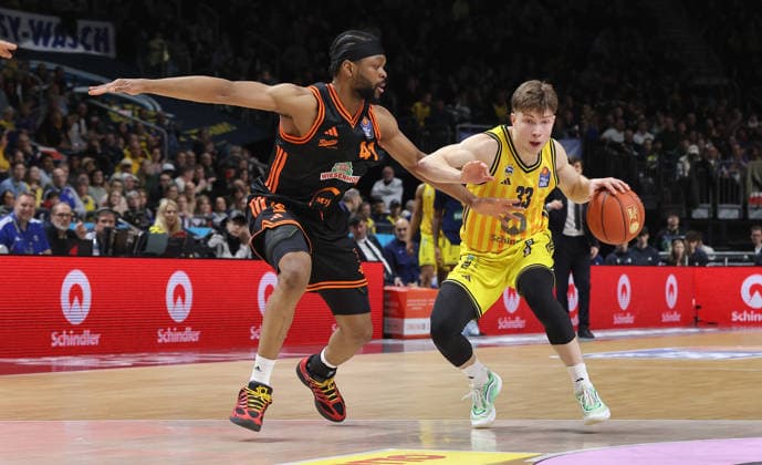 Lloyd Pandi, Bennet Hundt am Ball Zweikampf Spielszene Aktion Basketball BBL Bundesliga Herren 19. Spieltag Saison 2025 2026 08.02.2026 ALBA Berlin vs SC Rasta Vechta