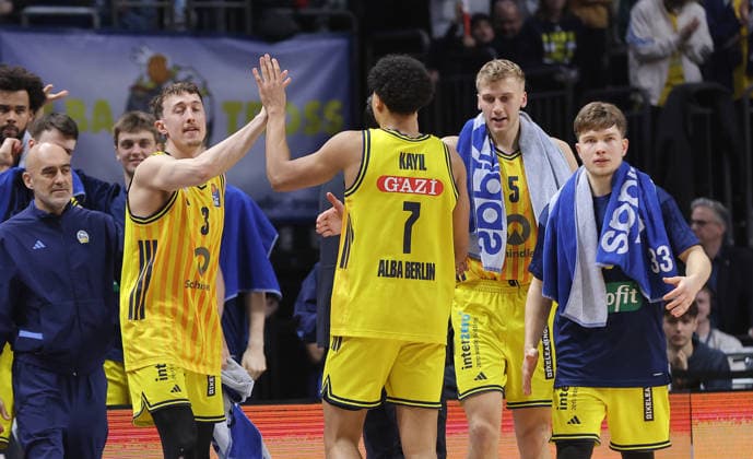 Jack Kayil jubelt nach Dreier mit Alex O Connell, Sam Griesel, Bennet Hundt Freude Emotion Jubel Basketball BBL Bundesliga Herren 19. Spieltag Saison 2025 2026 08.02.2026 ALBA Berlin vs SC Rasta Vechta