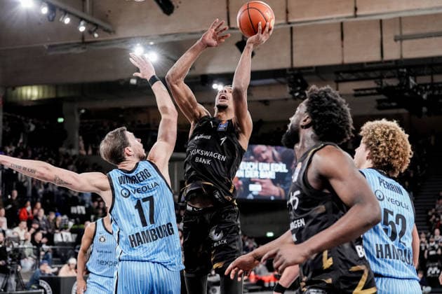 Deutschland: easyCredit BBL, Hauptrunde 2025 26, 19. Spieltag Veolia Towers Hamburg vs Basketball Löwen Braunschweig Inselpark Arena (Hamburg): David NGuessan (Basketball Löwen Braunschweig, 1), Jan Niklas Wimberg (Veolia Towers Hamburg, 17), Zacharie Perrin (Veolia Towers Hamburg, 52), Copyright: xStefanxTrochax