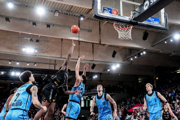 Deutschland: easyCredit BBL, Hauptrunde 2025 26, 19. Spieltag Veolia Towers Hamburg vs Basketball Löwen Braunschweig Inselpark Arena (Hamburg): Jan Niklas Wimberg (Veolia Towers Hamburg, 17), Zsombor Maronka (Veolia Towers Hamburg, 5), Devon Daniels (Veolia Towers Hamburg, 21), Leonard Thorpe Jr. (Veolia Towers Hamburg, 2), Oluwasimisola Shittu (Basketball Löwen Braunschweig, 45) Copyright: xStefanxTrochax