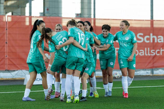 Ingolstadt, Deutschland 08. Februar 2026: 2. BL - Frauen - 2025 2026 - FC Ingolstadt 04 vs. VfR Warbeyen Im Bild: in der Traube Torschützin Marit Cleven (VfR) jubelt nacht ihrem Tor zum 0:1 mit ihren Teamkolleginnen. Audi Sportpark Bayern Copyright: xFotostandx xSchäferx