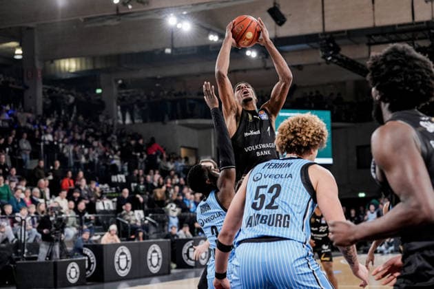 Deutschland: easyCredit BBL, Hauptrunde 2025 26, 19. Spieltag Veolia Towers Hamburg vs Basketball Löwen Braunschweig Inselpark Arena (Hamburg): David NGuessan (Basketball Löwen Braunschweig, 1), Oluwasimisola Shittu (Basketball Löwen Braunschweig, 45), Osaro Jürgen Rich (Veolia Towers Hamburg, 3), Zacharie Perrin (Veolia Towers Hamburg, 52) Copyright: xStefanxTrochax