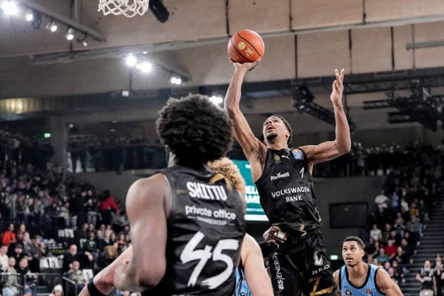 Deutschland: easyCredit BBL, Hauptrunde 2025 26, 19. Spieltag Veolia Towers Hamburg vs Basketball Löwen Braunschweig Inselpark Arena (Hamburg): David NGuessan (Basketball Löwen Braunschweig, 1), Oluwasimisola Shittu (Basketball Löwen Braunschweig, 45), Kenneth Ogbe (Veolia Towers Hamburg, 25) Copyright: xStefanxTrochax
