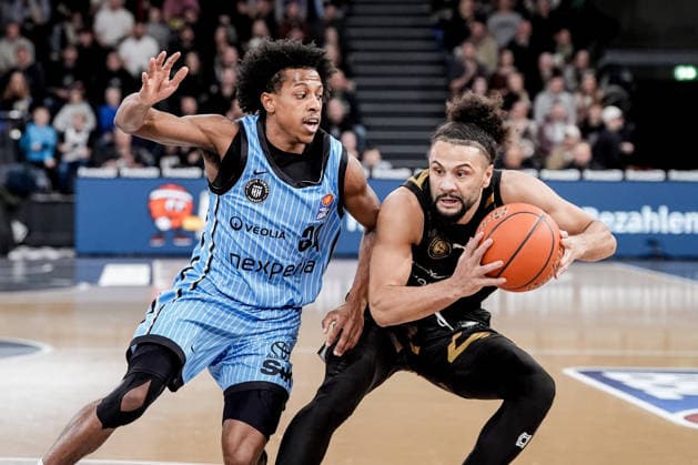 Deutschland: easyCredit BBL, Hauptrunde 2025 26, 19. Spieltag Veolia Towers Hamburg vs Basketball Löwen Braunschweig Inselpark Arena (Hamburg): Ross Williams (Veolia Towers Hamburg, 34), Kaza Kajami-Keane (Basketball Löwen Braunschweig, 24) Copyright: xStefanxTrochax