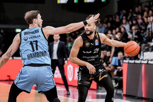 Deutschland: easyCredit BBL, Hauptrunde 2025 26, 19. Spieltag Veolia Towers Hamburg vs Basketball Löwen Braunschweig Inselpark Arena (Hamburg): Jan Niklas Wimberg (Veolia Towers Hamburg, 17), Kaza Kajami-Keane (Basketball Löwen Braunschweig, 24) Copyright: xStefanxTrochax