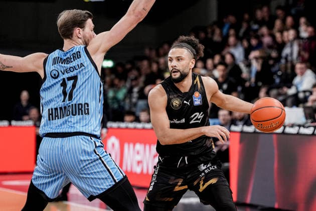 Deutschland: easyCredit BBL, Hauptrunde 2025 26, 19. Spieltag Veolia Towers Hamburg vs Basketball Löwen Braunschweig Inselpark Arena (Hamburg): Jan Niklas Wimberg (Veolia Towers Hamburg, 17), Kaza Kajami-Keane (Basketball Löwen Braunschweig, 24) Copyright: xStefanxTrochax