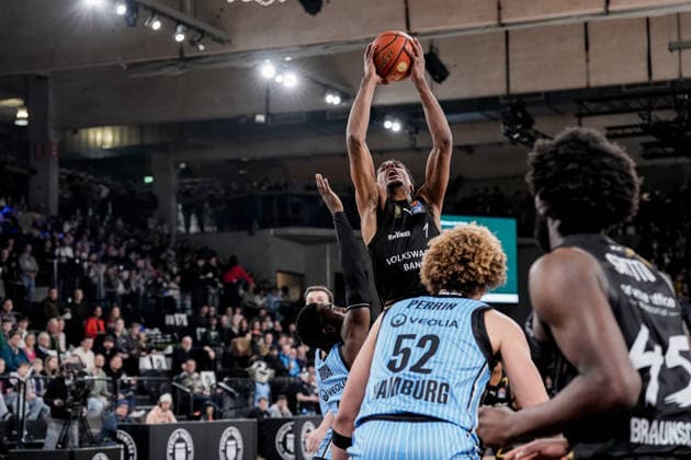 Deutschland: easyCredit BBL, Hauptrunde 2025 26, 19. Spieltag Veolia Towers Hamburg vs Basketball Löwen Braunschweig Inselpark Arena (Hamburg): David NGuessan (Basketball Löwen Braunschweig, 1), Oluwasimisola Shittu (Basketball Löwen Braunschweig, 45), Osaro Jürgen Rich (Veolia Towers Hamburg, 3), Zacharie Perrin (Veolia Towers Hamburg, 52) Copyright: xStefanxTrochax