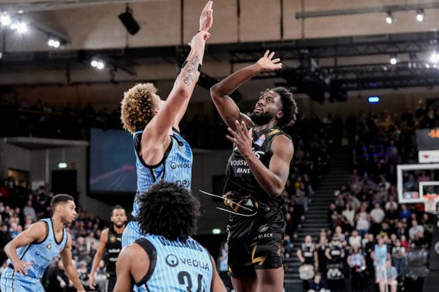 Deutschland: easyCredit BBL, Hauptrunde 2025 26, 19. Spieltag Veolia Towers Hamburg vs Basketball Löwen Braunschweig Inselpark Arena (Hamburg): Oluwasimisola Shittu (Basketball Löwen Braunschweig, 45), Zacharie Perrin (Veolia Towers Hamburg, 52), Ross Williams (Veolia Towers Hamburg, 34), Kenneth Ogbe (Veolia Towers Hamburg, 25) Copyright: xStefanxTrochax
