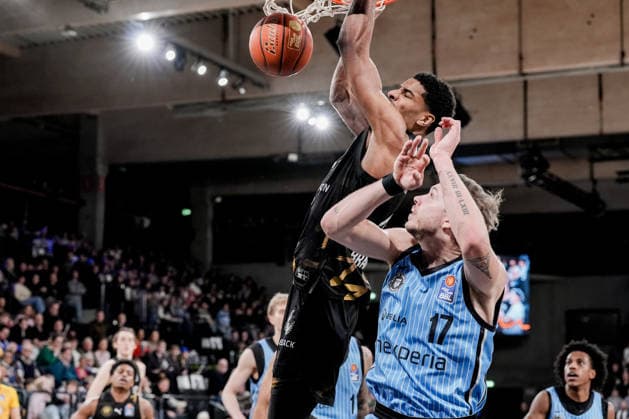 Deutschland: easyCredit BBL, Hauptrunde 2025 26, 19. Spieltag Veolia Towers Hamburg vs Basketball Löwen Braunschweig Inselpark Arena (Hamburg): David NGuessan (Basketball Löwen Braunschweig, 1), Ross Williams (Veolia Towers Hamburg, 34) Copyright: xStefanxTrochax