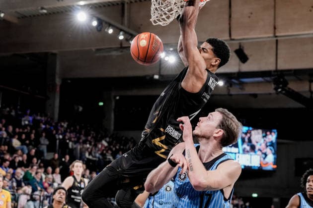 Deutschland: easyCredit BBL, Hauptrunde 2025 26, 19. Spieltag Veolia Towers Hamburg vs Basketball Löwen Braunschweig Inselpark Arena (Hamburg): David NGuessan (Basketball Löwen Braunschweig, 1), Jan Niklas Wimberg (Veolia Towers Hamburg, 17), Ross Williams (Veolia Towers Hamburg, 34) Copyright: xStefanxTrochax