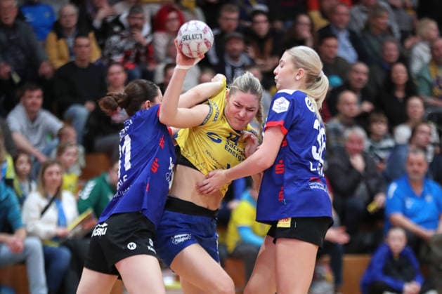 Handball, 2. Alsco HBF: HC Leipzig - Rostocker HC; 08.02.2026 Hanna Ferber-Rahnhöfer (14, HC Leipzig) in der Zange von Finia Jaz Wolf (31, Rostocker HC) und Luica Charlotte Strack (36, Rostocker HC). 2. Alsco Handball Bundesliga Frauen, HBF, Saison 2025 2026, 17. Spieltag: HC Leipzig vs. Rostocker HC am 08.02.2026 in der Sporthalle Brüderstraße Leipzig. Copyright: xBEAUTIFULxSPORTS JanxKaeferx