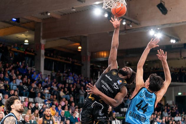 Oluwasimisola Shittu (Basketball Loewen Braunschweig, 45) beim Wurf, Benedikt Turudic (Veolia Towers Hamburg, 44), GER, Veolia Towers Hamburg vs Basketball Loewen Braunschweig, Basketball, Bundesliga, Spieltag 19, Saison 2025 2026, 08.02.2026 GER, Veolia Towers Hamburg vs Basketball Loewen Braunschweig, Basketball, Bundesliga, Spieltag 19, Saison 2025 2026, 08.02.2026 Hamburg Copyright: xEibner-Pressefoto MaxxVincenx EP_MVN