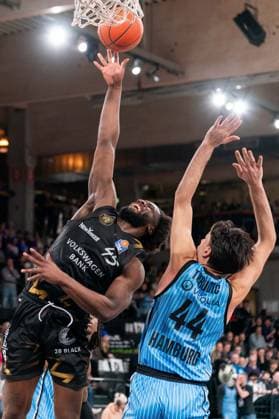 Oluwasimisola Shittu (Basketball Loewen Braunschweig, 45) beim Wurf, Benedikt Turudic (Veolia Towers Hamburg, 44), GER, Veolia Towers Hamburg vs Basketball Loewen Braunschweig, Basketball, Bundesliga, Spieltag 19, Saison 2025 2026, 08.02.2026 GER, Veolia Towers Hamburg vs Basketball Loewen Braunschweig, Basketball, Bundesliga, Spieltag 19, Saison 2025 2026, 08.02.2026 Hamburg Copyright: xEibner-Pressefoto MaxxVincenx EP_MVN