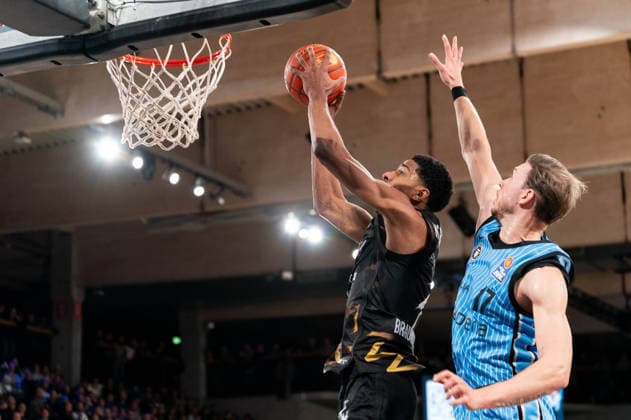 David NGuessan (Basketball Loewen Braunschweig, 1) beim Dunk, Niklas Wimberg (Veolia Towers Hamburg, 17), GER, Veolia Towers Hamburg vs Basketball Loewen Braunschweig, Basketball, Bundesliga, Spieltag 19, Saison 2025 2026, 08.02.2026 GER, Veolia Towers Hamburg vs Basketball Loewen Braunschweig, Basketball, Bundesliga, Spieltag 19, Saison 2025 2026, 08.02.2026 Hamburg Copyright: xEibner-Pressefoto MaxxVincenx EP_MVN