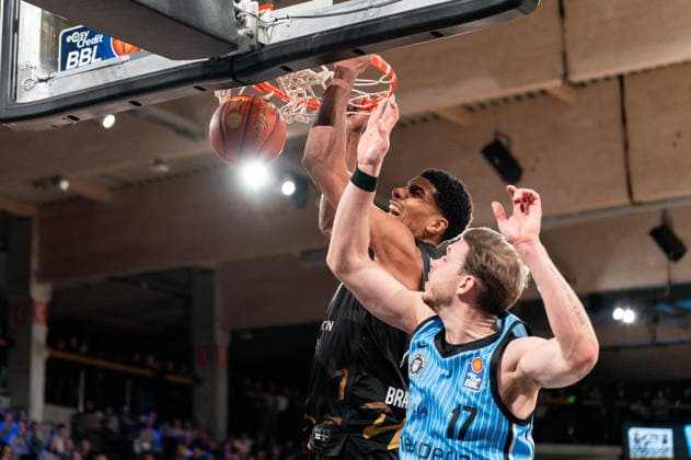 David NGuessan (Basketball Loewen Braunschweig, 1) beim Dunk, Niklas Wimberg (Veolia Towers Hamburg, 17), GER, Veolia Towers Hamburg vs Basketball Loewen Braunschweig, Basketball, Bundesliga, Spieltag 19, Saison 2025 2026, 08.02.2026 GER, Veolia Towers Hamburg vs Basketball Loewen Braunschweig, Basketball, Bundesliga, Spieltag 19, Saison 2025 2026, 08.02.2026 Hamburg Copyright: xEibner-Pressefoto MaxxVincenx EP_MVN