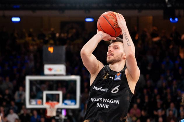 Ferdinand Zylka (Basketball Loewen Braunschweig, 6) beim Wurf, GER, Veolia Towers Hamburg vs Basketball Loewen Braunschweig, Basketball, Bundesliga, Spieltag 19, Saison 2025 2026, 08.02.2026 GER, Veolia Towers Hamburg vs Basketball Loewen Braunschweig, Basketball, Bundesliga, Spieltag 19, Saison 2025 2026, 08.02.2026 Hamburg Copyright: xEibner-Pressefoto MaxxVincenx EP_MVN