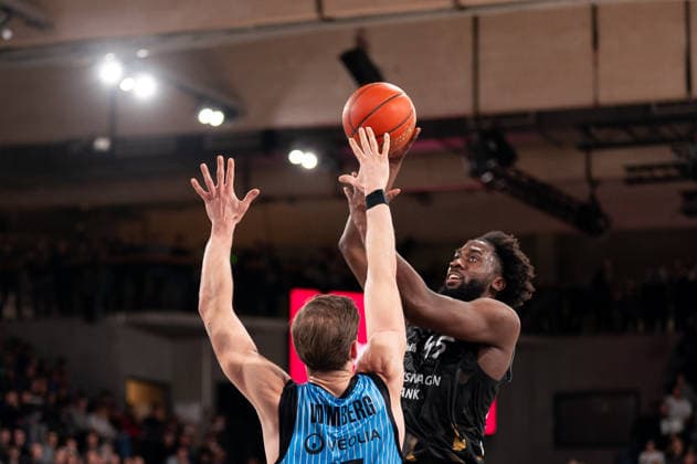 Oluwasimisola Shittu (Basketball Loewen Braunschweig, 45) beim Wurf, Niklas Wimberg (Veolia Towers Hamburg, 17), GER, Veolia Towers Hamburg vs Basketball Loewen Braunschweig, Basketball, Bundesliga, Spieltag 19, Saison 2025 2026, 08.02.2026 GER, Veolia Towers Hamburg vs Basketball Loewen Braunschweig, Basketball, Bundesliga, Spieltag 19, Saison 2025 2026, 08.02.2026 Hamburg Copyright: xEibner-Pressefoto MaxxVincenx EP_MVN
