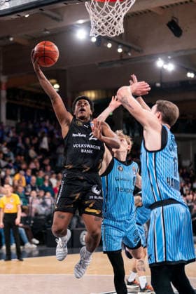 Grant Sherfield (Basketball Loewen Braunschweig, 25) beim Korbleger, Niklas Wimberg (Veolia Towers Hamburg, 17), Jared Grey (Veolia Towers Hamburg, 08), GER, Veolia Towers Hamburg vs Basketball Loewen Braunschweig, Basketball, Bundesliga, Spieltag 19, Saison 2025 2026, 08.02.2026 GER, Veolia Towers Hamburg vs Basketball Loewen Braunschweig, Basketball, Bundesliga, Spieltag 19, Saison 2025 2026, 08.02.2026 Hamburg Copyright: xEibner-Pressefoto MaxxVincenx EP_MVN