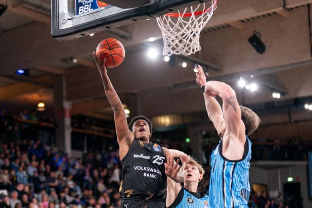 Grant Sherfield (Basketball Loewen Braunschweig, 25) beim Korbleger, Niklas Wimberg (Veolia Towers Hamburg, 17), Jared Grey (Veolia Towers Hamburg, 08), GER, Veolia Towers Hamburg vs Basketball Loewen Braunschweig, Basketball, Bundesliga, Spieltag 19, Saison 2025 2026, 08.02.2026 GER, Veolia Towers Hamburg vs Basketball Loewen Braunschweig, Basketball, Bundesliga, Spieltag 19, Saison 2025 2026, 08.02.2026 Hamburg Copyright: xEibner-Pressefoto MaxxVincenx EP_MVN
