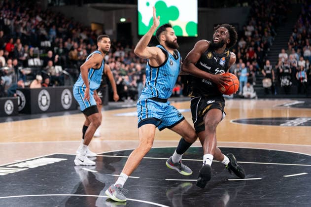 Oluwasimisola Shittu (Basketball Loewen Braunschweig, 45) im Dribbling gegen Martin Breunig (Veolia Towers Hamburg, 13), GER, Veolia Towers Hamburg vs Basketball Loewen Braunschweig, Basketball, Bundesliga, Spieltag 19, Saison 2025 2026, 08.02.2026 GER, Veolia Towers Hamburg vs Basketball Loewen Braunschweig, Basketball, Bundesliga, Spieltag 19, Saison 2025 2026, 08.02.2026 Hamburg Copyright: xEibner-Pressefoto MaxxVincenx EP_MVN