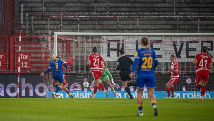 Fußball, Frauen, Saison 2025 2026, Google Pixel Frauen-Bundesliga (17. Spieltag), 1. FC Union Berlin - FC Carl Zeiss Jena, Melina Reuter (7 FC Carl Zeiss Jena) erzielt das Tor zum 0:1 gegen Torfrau Cara Bösl (1. Frauen 1. FC Union), 08.02. 2026, Copyright: xMatthiasxKochx