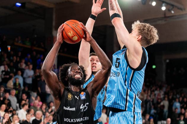 Oluwasimisola Shittu (Basketball Loewen Braunschweig, 45) im Zweikampf, Kampf um den Ball mit Niklas Wimberg (Veolia Towers Hamburg, 17), Zsombor Maronka (Veolia Towers Hamburg, 05), GER, Veolia Towers Hamburg vs Basketball Loewen Braunschweig, Basketball, Bundesliga, Spieltag 19, Saison 2025 2026, 08.02.2026 GER, Veolia Towers Hamburg vs Basketball Loewen Braunschweig, Basketball, Bundesliga, Spieltag 19, Saison 2025 2026, 08.02.2026 Hamburg Copyright: xEibner-Pressefoto MaxxVincenx EP_MVN