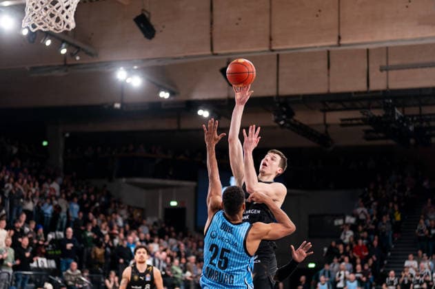 Luka Scuka (Basketball Loewen Braunschweig, 5) beim Wurf, Kenneth Ogbe (Veolia Towers Hamburg, 25), GER, Veolia Towers Hamburg vs Basketball Loewen Braunschweig, Basketball, Bundesliga, Spieltag 19, Saison 2025 2026, 08.02.2026 GER, Veolia Towers Hamburg vs Basketball Loewen Braunschweig, Basketball, Bundesliga, Spieltag 19, Saison 2025 2026, 08.02.2026 Hamburg Copyright: xEibner-Pressefoto MaxxVincenx EP_MVN