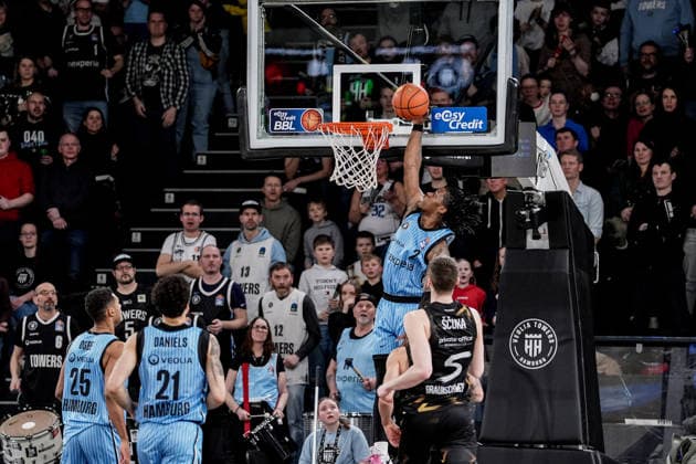 Deutschland: easyCredit BBL, Hauptrunde 2025 26, 19. Spieltag Veolia Towers Hamburg vs Basketball Löwen Braunschweig Inselpark Arena (Hamburg): Leonard Thorpe Jr. (Veolia Towers Hamburg, 2), Devon Daniels (Veolia Towers Hamburg, 21), Kenneth Ogbe (Veolia Towers Hamburg, 25), Luka Scuka (Basketball Löwen Braunschweig, 5) Copyright: xStefanxTrochax