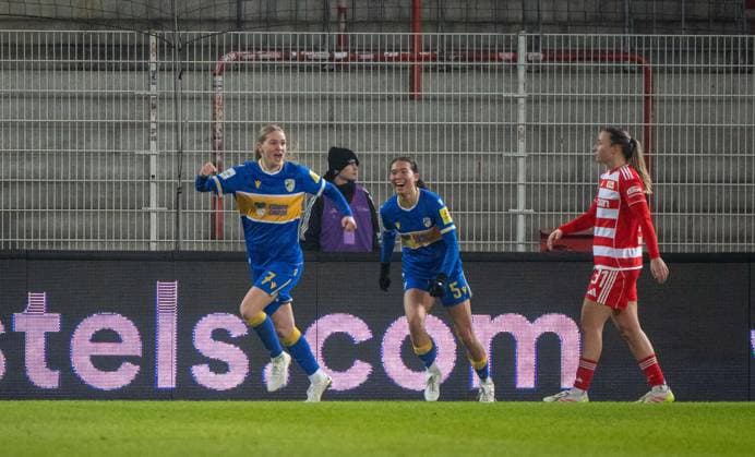 Fußball, Frauen, Saison 2025 2026, Google Pixel Frauen-Bundesliga (17. Spieltag), 1. FC Union Berlin - FC Carl Zeiss Jena, v. l. Melina Reuter (FC Carl Zeiss Jena), Suya Haering (FC Carl Zeiss Jena), Jubel nach Tor zum 0:1, Tanja Pawollek (1. Frauen 1. FC Union), 08.02. 2026, Copyright: xMatthiasxKochx