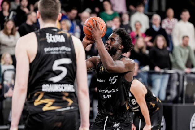Deutschland: easyCredit BBL, Hauptrunde 2025 26, 19. Spieltag Veolia Towers Hamburg vs Basketball Löwen Braunschweig Inselpark Arena (Hamburg): Oluwasimisola Shittu (Basketball Löwen Braunschweig, 45), Luka Scuka (Basketball Löwen Braunschweig, 5), Joshua Obiesie (Basketball Löwen Braunschweig, 8) Copyright: xStefanxTrochax