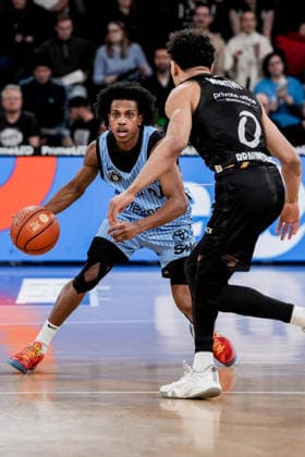 Deutschland: easyCredit BBL, Hauptrunde 2025 26, 19. Spieltag Veolia Towers Hamburg vs Basketball Löwen Braunschweig Inselpark Arena (Hamburg): Ross Williams (Veolia Towers Hamburg, 34), Adrian Worthy (Basketball Löwen Braunschweig, 0) Copyright: xStefanxTrochax