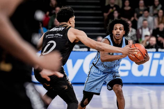 Deutschland: easyCredit BBL, Hauptrunde 2025 26, 19. Spieltag Veolia Towers Hamburg vs Basketball Löwen Braunschweig Inselpark Arena (Hamburg): Ross Williams (Veolia Towers Hamburg, 34), Adrian Worthy (Basketball Löwen Braunschweig, 0) Copyright: xStefanxTrochax