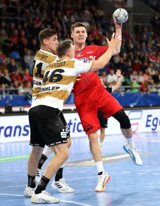08.02.2026, Deutschland, Bietigheim Handball SG BBM Bietigheim vs. HC Elbflorenz 2006, v.l. Oliver Seidler (Elbflorenz), Jonas Thümmler (Elbflorenz), Neuzugang Maxim Orlov (BBM)