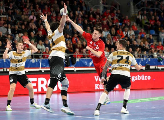 08.02.2026, Deutschland, Bietigheim Handball SG BBM Bietigheim vs. HC Elbflorenz 2006, v.l. Ivar Stavast (Elbflorenz), Doruk Pehlivan (Elbflorenz), Neuzugang Maxim Orlov (BBM), Oliver Seidler (Elbflorenz)