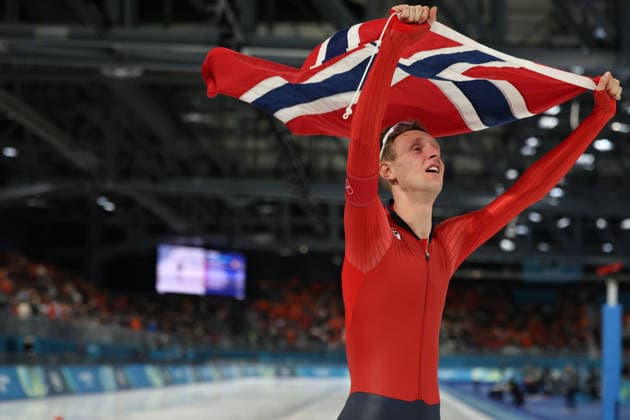February 8, 2026, Rho, Lombardy, Italy: SANDER EITREM of Norway celebrates with the flag after winning the Gold Medal in the Men s Speed skating, Eisschnelllauf 5000m at the Milano Cortina 2026 Winter Olympic Games, Olympische Spiele, Olympia, OS Rho Italy - ZUMAc179 20260208_oly_c179_035 Copyright: xMickaelxChavetx
