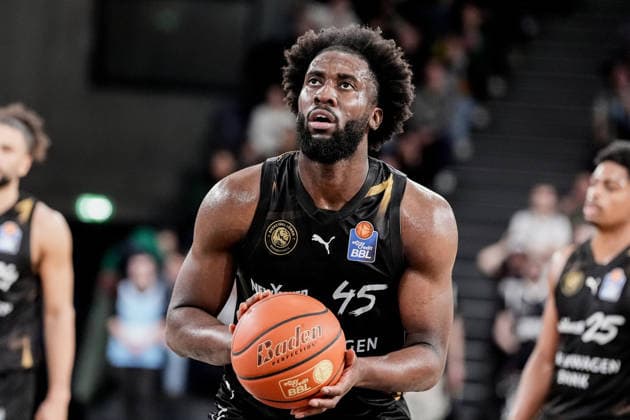 Deutschland: easyCredit BBL, Hauptrunde 2025 26, 19. Spieltag Veolia Towers Hamburg vs Basketball Löwen Braunschweig Inselpark Arena (Hamburg): Oluwasimisola Shittu (Basketball Löwen Braunschweig, 45), Grant Sherfield (Basketball Löwen Braunschweig, 25), Kaza Kajami-Keane (Basketball Löwen Braunschweig, 24) Copyright: xStefanxTrochax