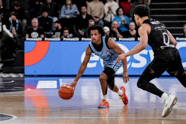Deutschland: easyCredit BBL, Hauptrunde 2025 26, 19. Spieltag Veolia Towers Hamburg vs Basketball Löwen Braunschweig Inselpark Arena (Hamburg): Ross Williams (Veolia Towers Hamburg, 34), Adrian Worthy (Basketball Löwen Braunschweig, 0) Copyright: xStefanxTrochax