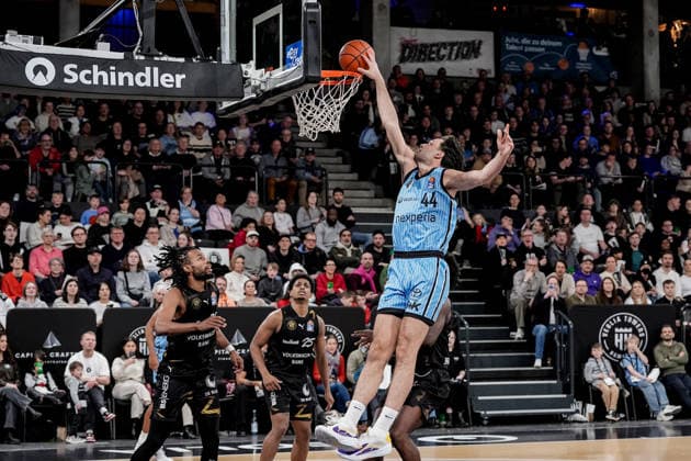 Deutschland: easyCredit BBL, Hauptrunde 2025 26, 19. Spieltag Veolia Towers Hamburg vs Basketball Löwen Braunschweig Inselpark Arena (Hamburg): Dunk Benedikt TurudiÄ‡ (Veolia Towers Hamburg, 44), Grant Sherfield (Basketball Löwen Braunschweig, 25), Chip Flanigan (Basketball Löwen Braunschweig, 30) Copyright: xStefanxTrochax