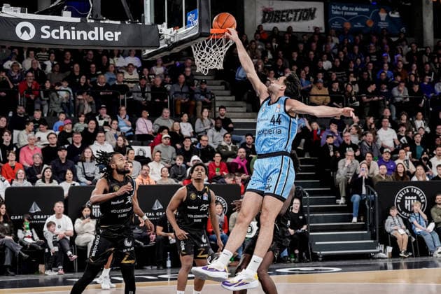 Deutschland: easyCredit BBL, Hauptrunde 2025 26, 19. Spieltag Veolia Towers Hamburg vs Basketball Löwen Braunschweig Inselpark Arena (Hamburg): Dunk Benedikt TurudiÄ‡ (Veolia Towers Hamburg, 44), Grant Sherfield (Basketball Löwen Braunschweig, 25), Chip Flanigan (Basketball Löwen Braunschweig, 30) Copyright: xStefanxTrochax