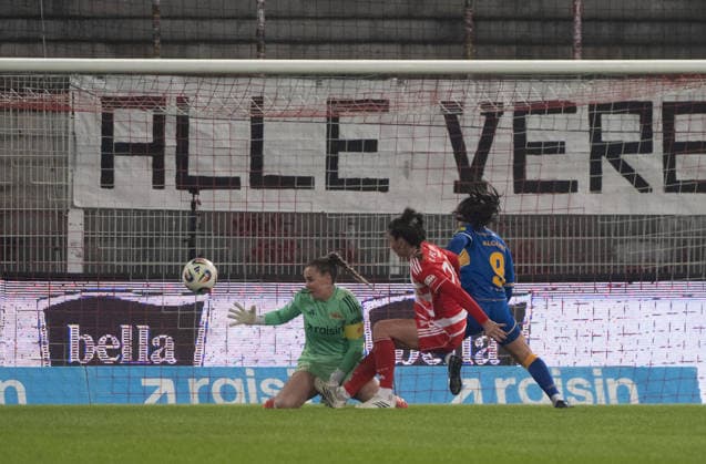 Fußball, Frauen, Saison 2025 2026, Google Pixel Frauen-Bundesliga (17. Spieltag), 1. FC Union Berlin - FC Carl Zeiss Jena, v. l. Missverständnis Torfrau Cara Bösl (1. Frauen 1. FC Union), Amber Tysiak (1. Frauen 1. FC Union) vor dem Tor zum 1:2 von Olivia Alcaide (FC Carl Zeiss Jena), 08.02. 2026, Copyright: xMatthiasxKochx