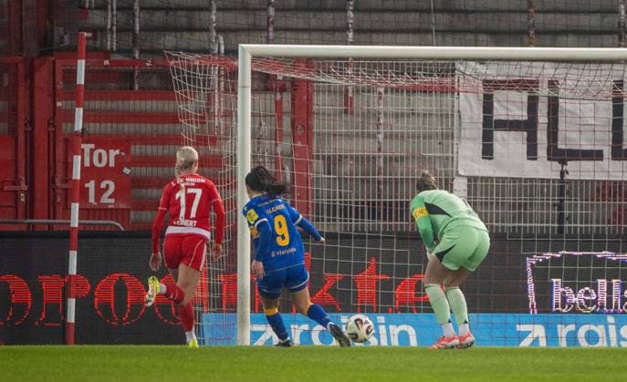 Fußball, Frauen, Saison 2025 2026, Google Pixel Frauen-Bundesliga (17. Spieltag), 1. FC Union Berlin - FC Carl Zeiss Jena, v. l. Judith Steinert (1. Frauen 1. FC Union), Olivia Alcaide (FC Carl Zeiss Jena) erzielt das Tor zum 1:2 gegen Torfrau Cara Bösl (1. Frauen 1. FC Union), 08.02. 2026, Copyright: xMatthiasxKochx