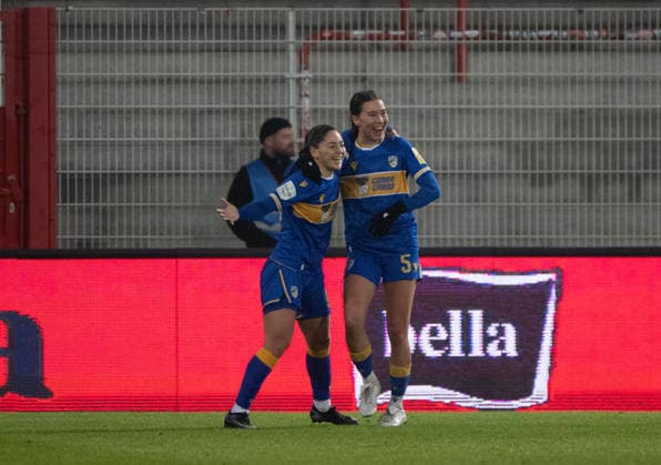 Fußball, Frauen, Saison 2025 2026, Google Pixel Frauen-Bundesliga (17. Spieltag), 1. FC Union Berlin - FC Carl Zeiss Jena, v. l. Olivia Alcaide (FC Carl Zeiss Jena), Suya Haering (FC Carl Zeiss Jena), Jubel nach Tor zum 1:2, 08.02. 2026, Copyright: xMatthiasxKochx